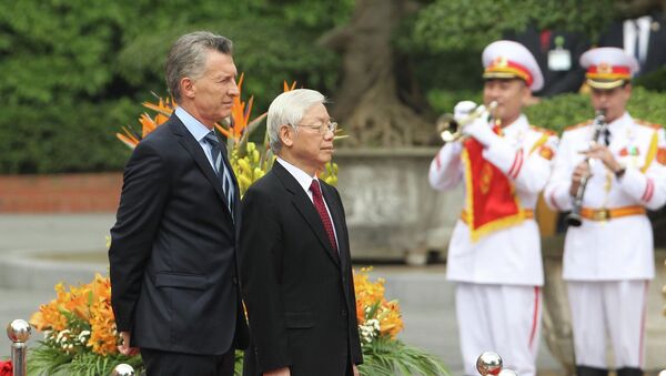 Tổng Bí thư, Chủ tịch nước Nguyễn Phú Trọng và Tổng thống Argentina Mauricio Macri trên bục danh dự nghe Quân nhạc cử Quốc thiều 2 nước. - Sputnik Việt Nam