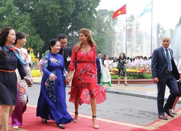 Bà Ngô Thị Mân, Phu nhân Tổng Bí thư, Chủ tịch nước Nguyễn Phú Trọng và bà Juliana Awada, Phu nhân Tổng thống Argentina Mauricio Macri sau lễ đón chính thức. Bà Ngô Thị Mân, Phu nhân Tổng Bí thư, Chủ tịch nước Nguyễn Phú Trọng và bà Juliana Awada, Phu nhân Tổng thống Argentina Mauricio Macri sau lễ đón chính thức. - Sputnik Việt Nam