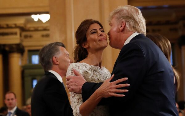 Tổng thống Hoa Kỳ Donald Trump và Đệ nhất phu nhân Melania Trump chào đón Tổng thống Argentina Mauricio Macri và phu nhân Juliana Awada tại Nhà hát Colón tại hội nghị thượng đỉnh G20 ở Buenos Aires, Argentina - Sputnik Việt Nam