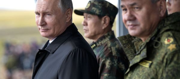 Tổng thống Nga Vladimir Putin và Bộ trưởng quốc phòng Nga Sergei Shoigu - Sputnik Việt Nam