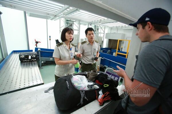 Công tác soi chiếu được thực hiện nghiêm ngặt, không để đồ vật nguy hiểm ảnh hưởng đến an ninh, an toàn bay  - Sputnik Việt Nam