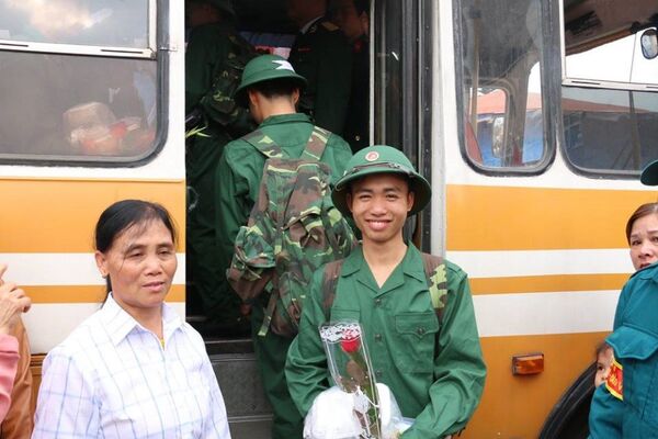 Trong buổi chia tay lên đường nhập ngũ, đông đảo cán bộ chiến sỹ tại Chi nhánh Xăng dầu Bắc Kạn và người thân của Lê Văn Đức đến động viên người lính tân binh - Sputnik Việt Nam