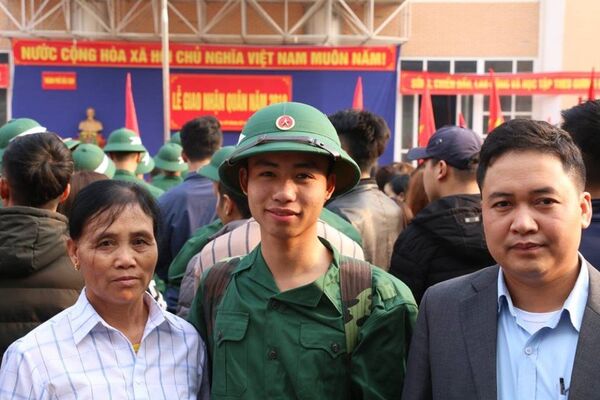 Trong buổi chia tay lên đường nhập ngũ, đông đảo cán bộ chiến sỹ tại Chi nhánh Xăng dầu Bắc Kạn và người thân của Lê Văn Đức đến động viên người lính tân binh - Sputnik Việt Nam