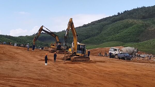 Đơn vị thi công đang thi công Nhà máy điện mặt trời Xuân Thọ 1 - Sputnik Việt Nam