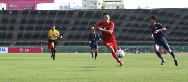 Cầu thủ U22 Việt Nam triển khai bóng tấn công. - Sputnik Việt Nam