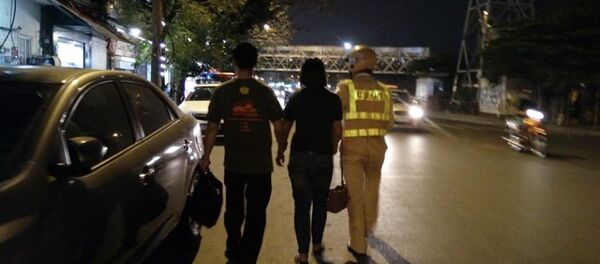 Ngay sau đó CSGT cùng người dân đã giật được chiếc kéo đưa người phụ nữ về trụ sở công an. Ngay sau đó CSGT cùng người dân đã giật được chiếc kéo đưa người phụ nữ về trụ sở công an. - Sputnik Việt Nam