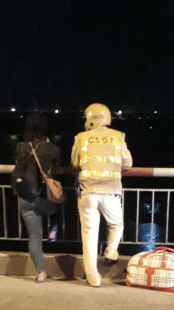 Hơn nửa giờ thuyết phục nhưng người phụ nữ vẫn một mực đòi tự tử. - Sputnik Việt Nam