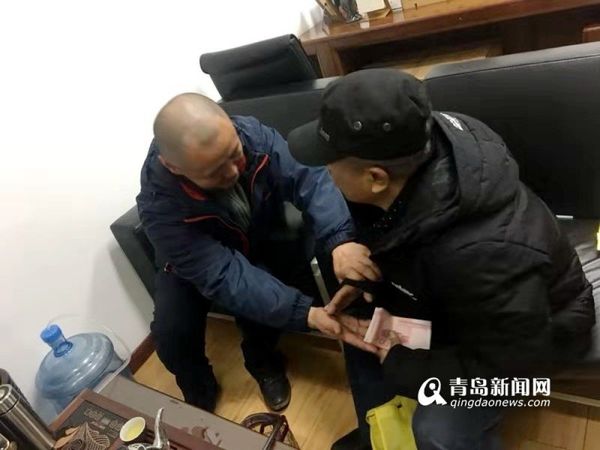 Anh Liu dành ra một ít tiền mặt để cảm tạ bác tài tốt bụng nhưng bị tài xế Xu từ chối. - Sputnik Việt Nam