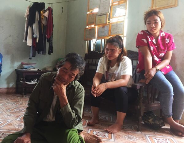 Ông Đoàn Văn Tĩnh đau đớn kể lại sự việc. - Sputnik Việt Nam