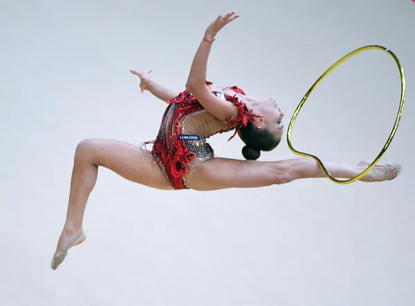 Dina Averina (Nga) thực hiện bài tập vòng trong buổi chung kết chương trình thể dục dụng cụ đơn nữ tại Moscow Grand Prix Dina Averina (Nga) thực hiện bài tập vòng trong buổi chung kết chương trình thể dục dụng cụ đơn nữ tại Moscow Grand Prix - Sputnik Việt Nam