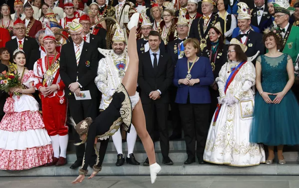 Thủ tướng Đức tại buổi biểu diễn của những người tham gia Carnaval Prinzenpaare ở Berlin Thủ tướng Đức tại buổi biểu diễn của những người tham gia Carnaval Prinzenpaare ở Berlin - Sputnik Việt Nam