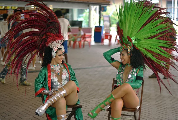 Các vũ công Samba của trường Rio Grande Samba nói chuyện với nhau trong giờ nghỉ giải lao, Rio de Janeiro Các vũ công Samba của trường Rio Grande Samba nói chuyện với nhau trong giờ nghỉ giải lao, Rio de Janeiro - Sputnik Việt Nam