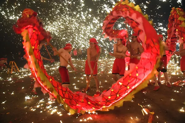 Các nghệ sĩ dân gian múa rồng trong Lễ hội đèn lồng ở An Sơn, Trung Quốc Các nghệ sĩ dân gian múa rồng trong Lễ hội đèn lồng ở An Sơn, Trung Quốc - Sputnik Việt Nam
