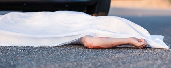 Thi thể được phủ khăn trắng trên đường - Sputnik Việt Nam