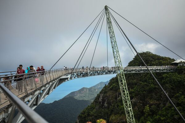 Cầu trên trời Langkawi ở Malaysia được xây dựng năm 2005. Đó là tuyến đường cong dành cho người đi bộ dài 125 mét với chiều rộng chỉ 1,8 mét, nằm ở độ cao 660 mét. Mỗi phía cây cầu, có thể đồng thời chịu được trọng lượng 200 người, có bố trí một sàn quan sát hình tam giác. Điều thú vị là máy bay trực thăng của Nga đã được sử dụng để lắp đặt và nâng cấu trúc này lên độ cao cần thiết để lắp ráp. - Sputnik Việt Nam