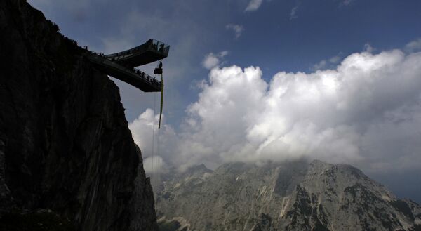 Đài quan sát AlpspiX ở dãy Alps Bavaria được xây dựng năm 2010. Theo kế hoạch của các kỹ sư, hai tầng cầu chéo nhau được treo ngay trên vực thẳm ở độ cao hơn 2500 mét. Chiều dài mỗi tầng là 24 mét, chiều rộng là 3 mét. Một tầng được đẩy về phía vực thẳm 13 mét, tầng kia – 11 mét. - Sputnik Việt Nam