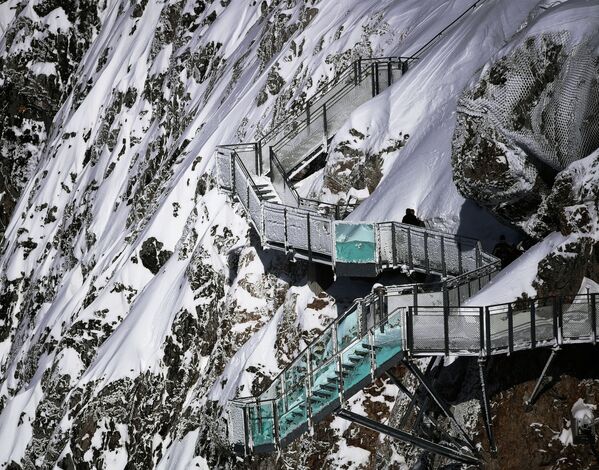 Đường mòn đi bộ trên sông băng Dachstein ở Áo. Đây là cây cầu và đài quan sát tuyệt vời, được xây dựng ở độ cao 2700 mét. Công trình bằng kính cung cấp cho du khách tầm nhìn thực sự tuyệt vời về phía sông băng. - Sputnik Việt Nam