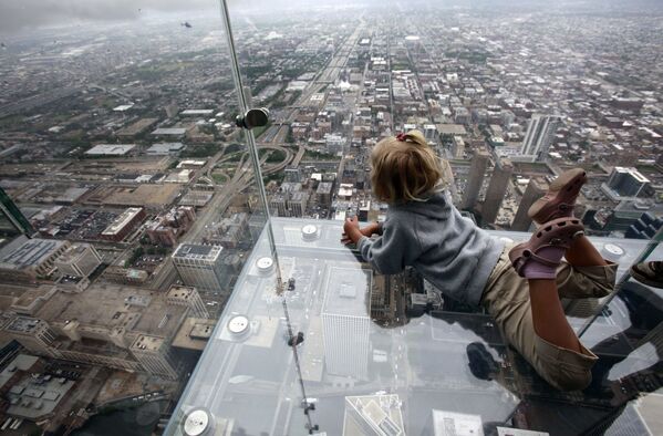 Đài quan sát Skydeck ledge ở Chicago được gắn dưới dạng cabin bằng kính bên ngoài tòa nhà chọc trời ở độ cao 412 mét – ngang với tầng 103 của tòa tháp. Tòa tháp này là tòa nhà cao thứ tám trên thế giới (438 mét), gồm 110 tầng. - Sputnik Việt Nam