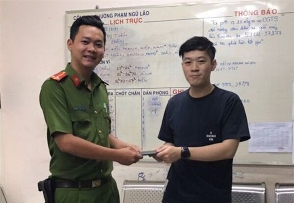 Công an trao trả lại tang vật cho du khách người Trung Quốc - Sputnik Việt Nam