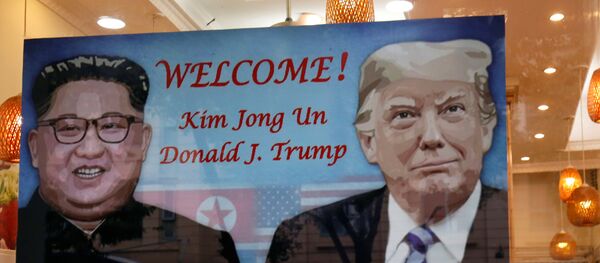 Poster in hình các nhà lãnh đạo CHDCND Triều Tiên Kim Jong-un và Hoa Kỳ, TT Donald Trump tại Hà Nội - Sputnik Việt Nam