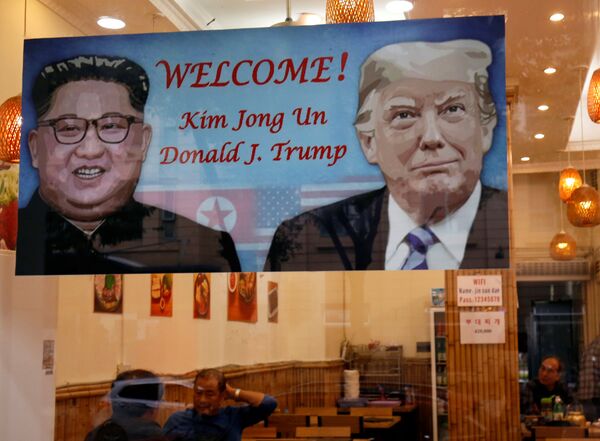 Poster in hình các nhà lãnh đạo CHDCND Triều Tiên Kim Jong-un và Hoa Kỳ, TT Donald Trump tại Hà Nội - Sputnik Việt Nam