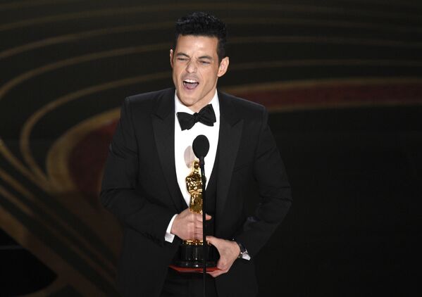 Nam diễn viên Rami Malek với giải thưởng cho vai nam chính xuất sắc nhất tại lễ trao giải Oscar-2019 - Sputnik Việt Nam