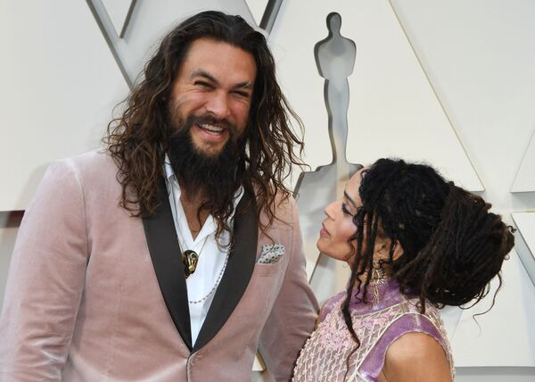 Nam diễn viên Jason Momoa cùng vợ Lisa Bonet trên thảm đỏ lễ trao giải Oscar-2019 - Sputnik Việt Nam