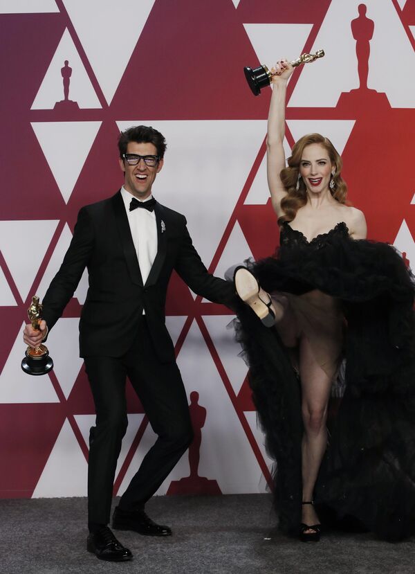 Đạo diễn Guy Nattiv và nữ diễn viên Jaime Ray Newman tại lễ trao giải Oscar-2019 - Sputnik Việt Nam