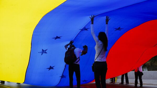 Những người tham gia cuộc biểu tình ở Caracas ủng hộ thủ lĩnh phe đối lập Juan Guaido, tự xưng là tổng thống lâm thời Venezuela  - Sputnik Việt Nam