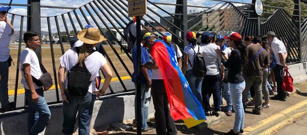 Những người tham gia cuộc biểu tình ở Caracas ủng hộ thủ lĩnh phe đối lập Juan Guaido, tự xưng là tổng thống lâm thời Venezuela - Sputnik Việt Nam