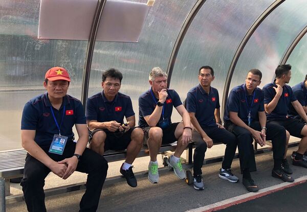 HLV Nguyễn Quốc Tuấn và ban huấn luyện U22 Việt Nam - Sputnik Việt Nam