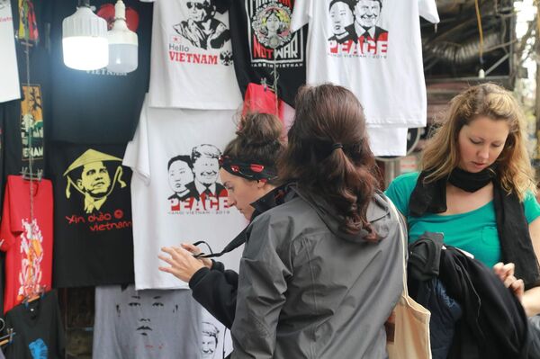 Aó phông in hình Trump-Kim được bán ra với giá 100 000 đồng (khoảng 4 USD) - Sputnik Việt Nam