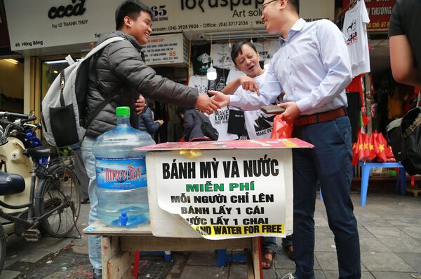 Hà Nội tưng bừng chào đón Hội nghị thượng đỉnh Mỹ-Triều: Bánh mỳ và nước uống miễn phí cho du khách - Sputnik Việt Nam