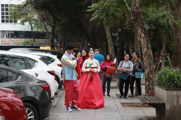 Cô gái Triều Tiên trên đường phố Hà Nội - Sputnik Việt Nam