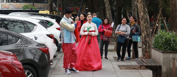 Cô gái Triều Tiên trên đường phố Hà Nội Cô gái Triều Tiên trên đường phố Hà Nội - Sputnik Việt Nam