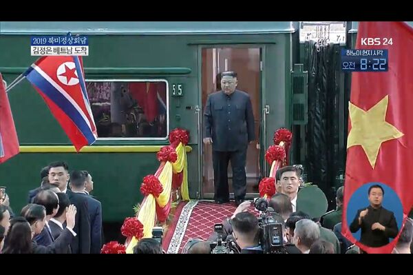 Ông Kim Jong Un xuống tàu - Sputnik Việt Nam