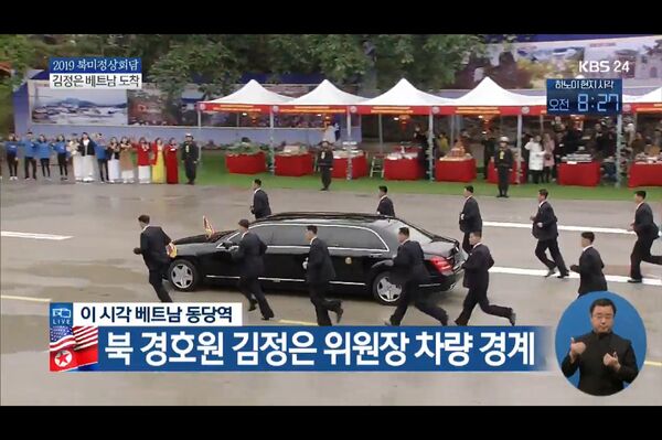 12 vệ sĩ chạy quanh xe  - Sputnik Việt Nam