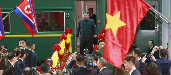 Chủ tịch Triều Tiên Kim Jong-un xuống tàu hỏa tại ga Đồng Đăng. - Sputnik Việt Nam