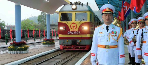 Đoàn tàu hỏa đặc biệt chở Chủ tịch Kim Jong-un và đoàn Triều Tiên đến ga Đồng Đăng lúc 8 giờ 13 phút. - Sputnik Việt Nam