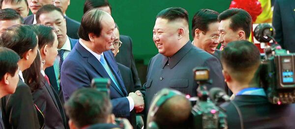 Bộ trưởng, Chủ nhiệm Văn phòng Chính phủ Mai Tiến Dũng đón Chủ tịch Triều Tiên Kim Jong-un tại ga Đồng Đăng. Bộ trưởng, Chủ nhiệm Văn phòng Chính phủ Mai Tiến Dũng đón Chủ tịch Triều Tiên Kim Jong-un tại ga Đồng Đăng. - Sputnik Việt Nam