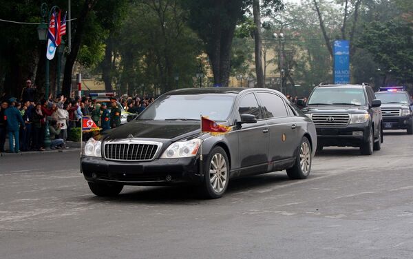Đoàn xe Chủ tịch Triều Tiên Kim Jong-un di chuyển qua Quảng trường Cách mạng tháng 8. Đoàn xe Chủ tịch Triều Tiên Kim Jong-un di chuyển qua Quảng trường Cách mạng tháng 8. - Sputnik Việt Nam