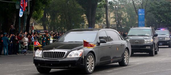 Đoàn xe Chủ tịch Triều Tiên Kim Jong-un di chuyển qua Quảng trường Cách mạng tháng 8. - Sputnik Việt Nam