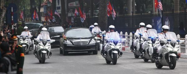 Đoàn xe đưa Chủ tịch Triều Tiên Kim Jong-un về Hà Nội trên phố Tràng Tiền. Đoàn xe đưa Chủ tịch Triều Tiên Kim Jong-un về Hà Nội trên phố Tràng Tiền. - Sputnik Việt Nam