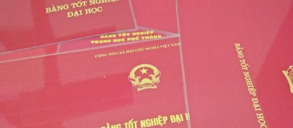 Những tấm bằng đại học giả như thế này vẫn lưu hành trong xã hội rất khó bị phát hiện Những tấm bằng đại học giả như thế này vẫn lưu hành trong xã hội rất khó bị phát hiện - Sputnik Việt Nam
