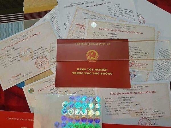 Bằng cấp giả các loại kèm phôi, con dấu, tem được rao bán công khai với mức giá không quá cao Bằng cấp giả các loại kèm phôi, con dấu, tem được rao bán công khai với mức giá không quá cao - Sputnik Việt Nam