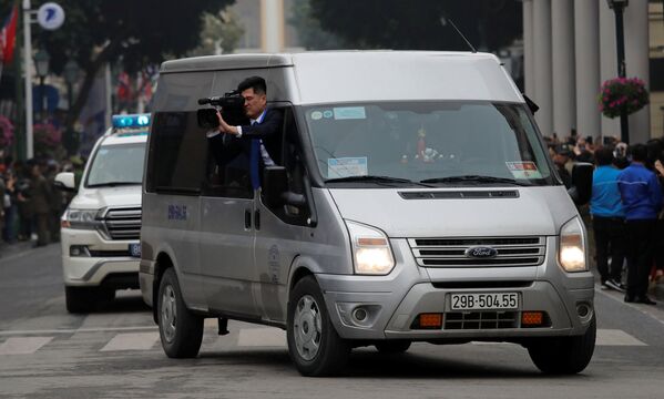 Nhà quay phim Bắc Triều Tiên quay hành trình di chuyển của lãnh đạo CHDCND Triều Tiên Kim Jong-un tại Hà Nội - Sputnik Việt Nam