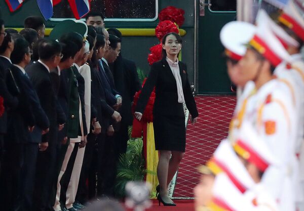 Kim Yo Jong, em gái của nhà lãnh đạo Triều Tiên Kim Jong-un, trên sân ga Đồng Đăng, Việt Nam ở biên giới  tiếp giáp Trung Quốc - Sputnik Việt Nam