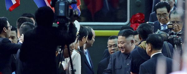 Nhà lãnh đạo CHDCND Triều Tiên Kim Jong-un được an ninh bảo vệ tại ga đường sắt Đồng Đăng ở Việt Nam - Sputnik Việt Nam