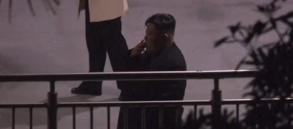 Kim Jong-un lọt vào video cùng điếu thuốc lá ở sân ga trên đường đến Việt Nam - Sputnik Việt Nam