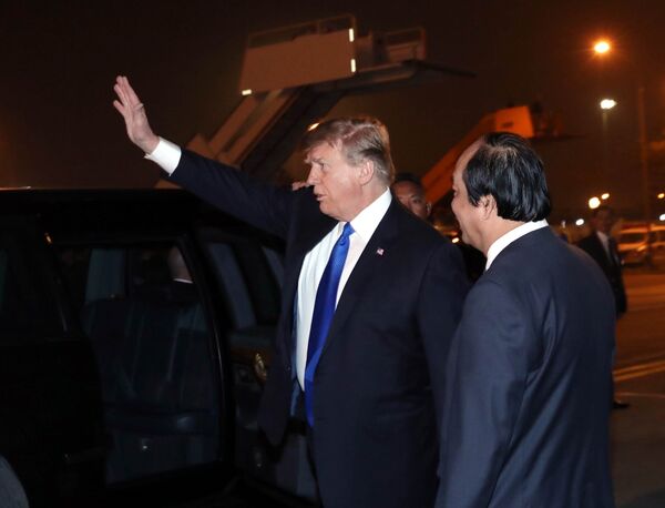 Tổng thống Mỹ Donald Trump vẫy chào các đại biểu và người dân Hà Nội ra đón tại sân bay quốc tế Nội Bài trước khi lên chiếc xe The Beast di chuyển về khách sạn Marriott JW (ảnh chụp lúc 21 giờ 7 phút). - Sputnik Việt Nam